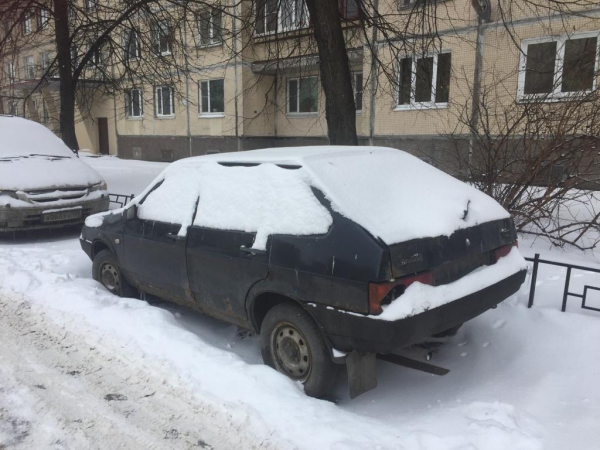 Петербуржцы пожаловались на проблемы с уборкой &laquo;машин-подснежников&raquo; во дворах