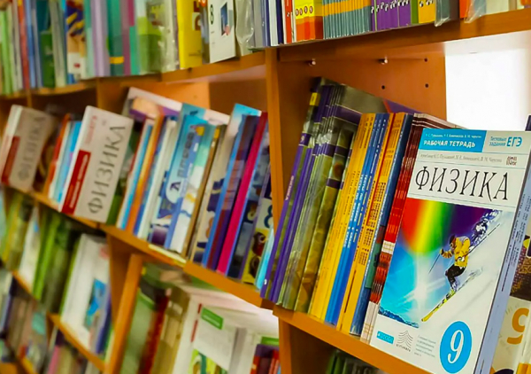 &laquo;Учат в школе&raquo;: жители Красносельского района столкнулись с нехваткой школьных учебников в начале года