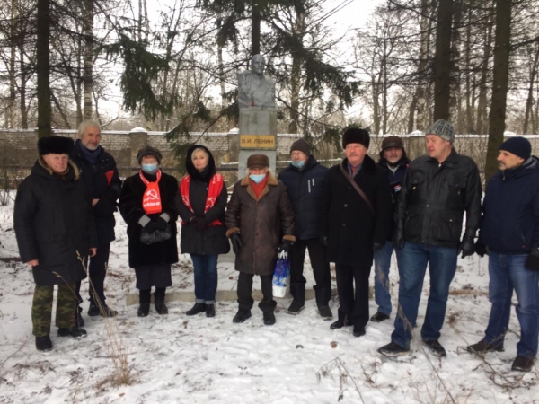 В Стрельне коммунисты почтили память и возложили цветы к памятнику В.И.Ленина